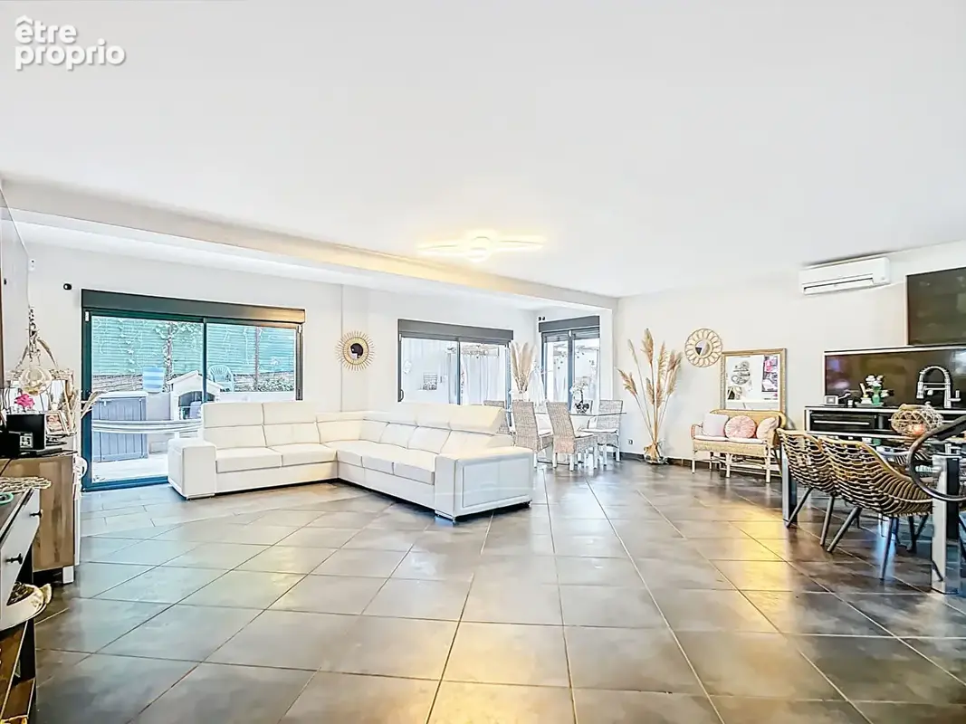Maison à vendre de 140 m² avec piscine sur une parcelle de 650 m² - Secteur Saint-Loup Marseille 10e - photo 8
