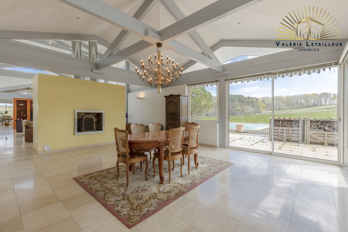 Maison à BEYCHAC-ET-CAILLAU