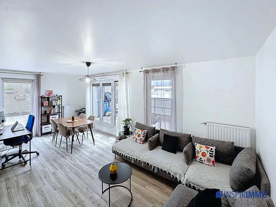 Séjour avec  accès loggia et terrasse  - Appartement à CARRIERES-SOUS-POISSY