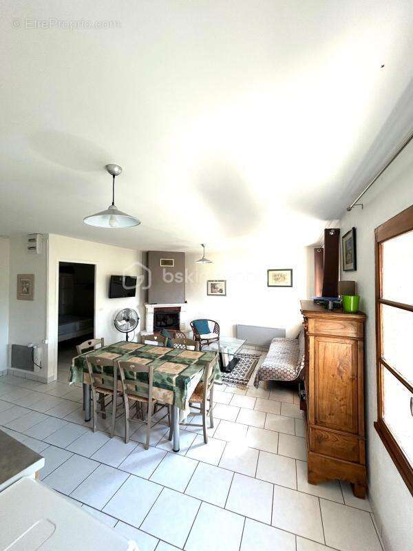 Maison à SAINT-JULIEN-DE-PEYROLAS
