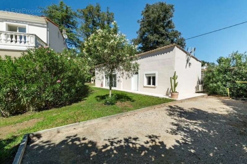 Maison à LA ROQUETTE-SUR-SIAGNE