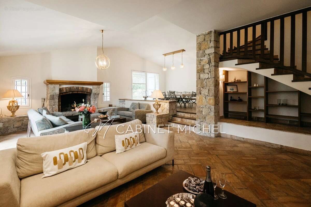 Maison à ROQUEFORT-LES-PINS