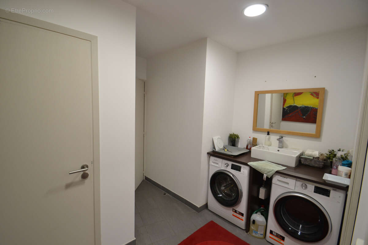 Antibes centre exclusivite murs commerciaux  d angle 168 m2 bail - photo 4