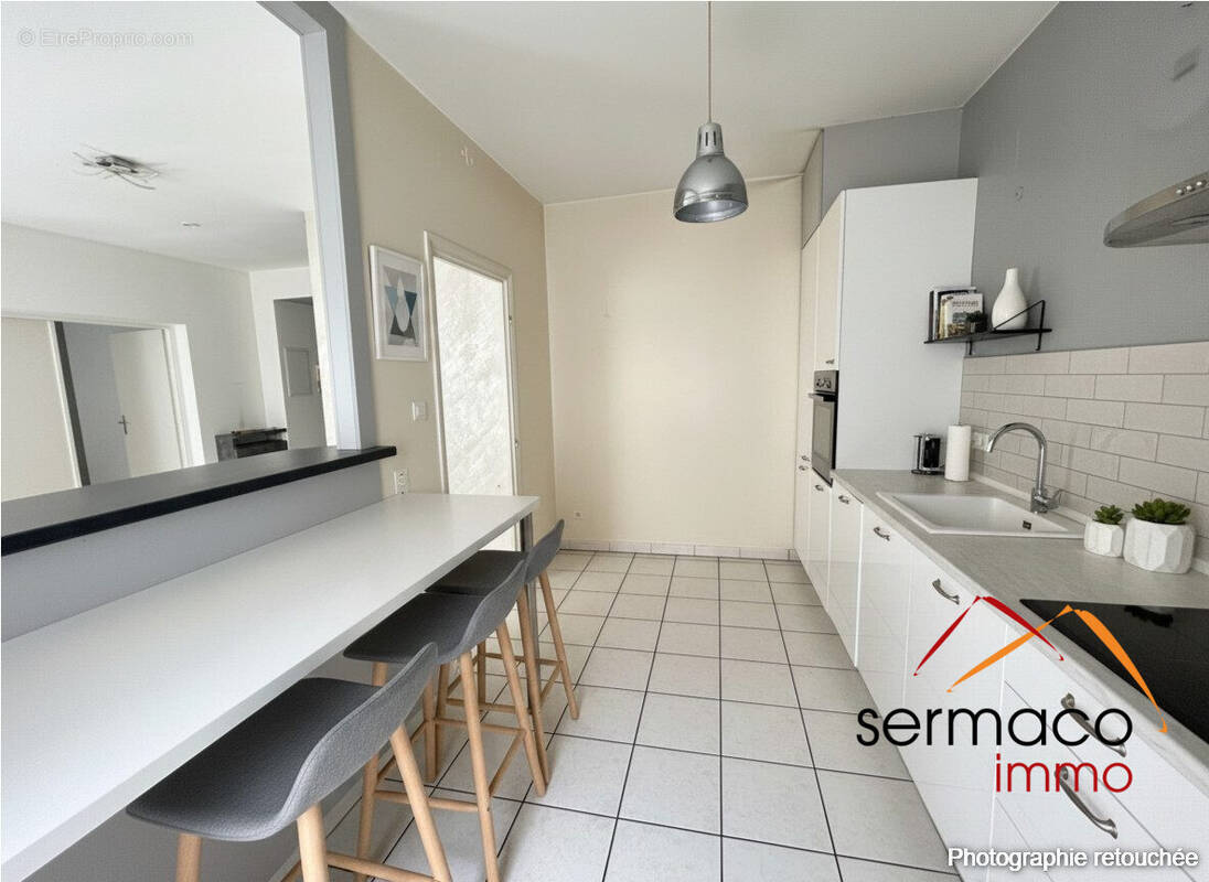 Cuisine meublée avec l'IA - Appartement à SARREGUEMINES