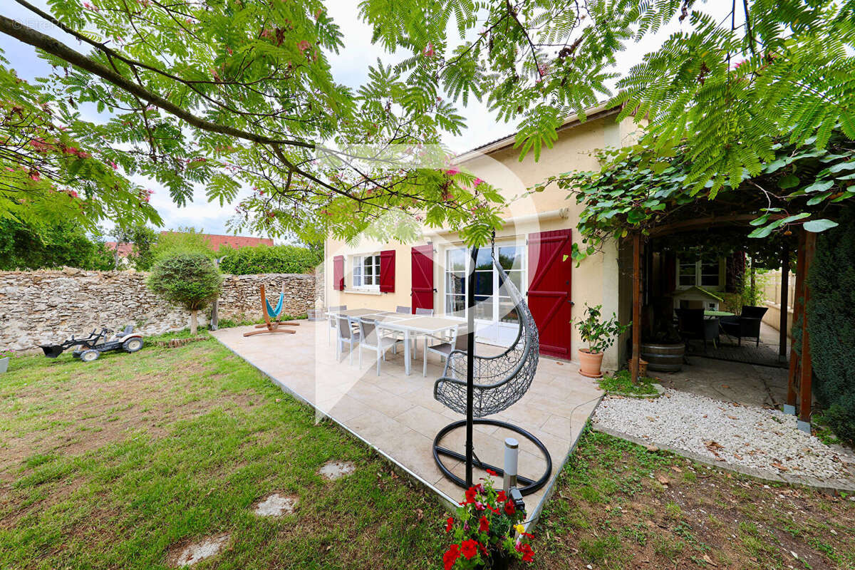 Maison à LE COUDRAY-MONTCEAUX