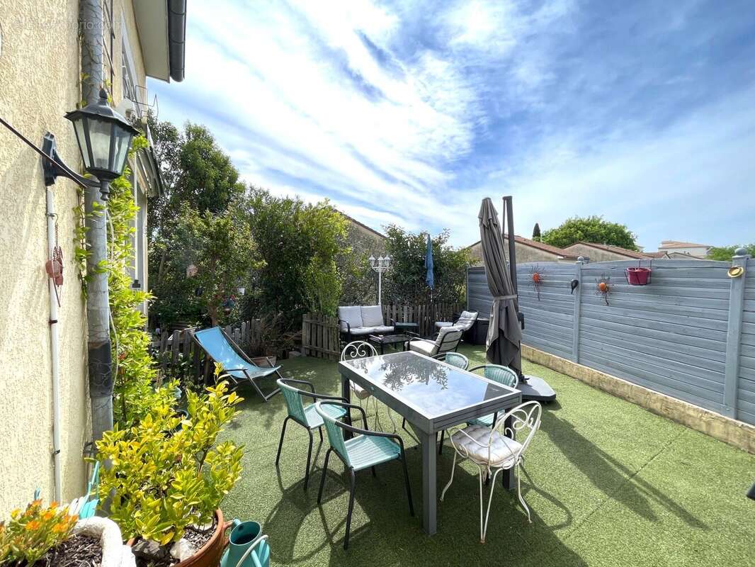 Terrasse et jardin en contre bas - Maison à MONTELIMAR