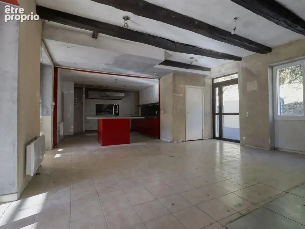 Maison 3 chambres avec grande terrasse et terrain de 2 300 m² bordé par une rivière - photo 2