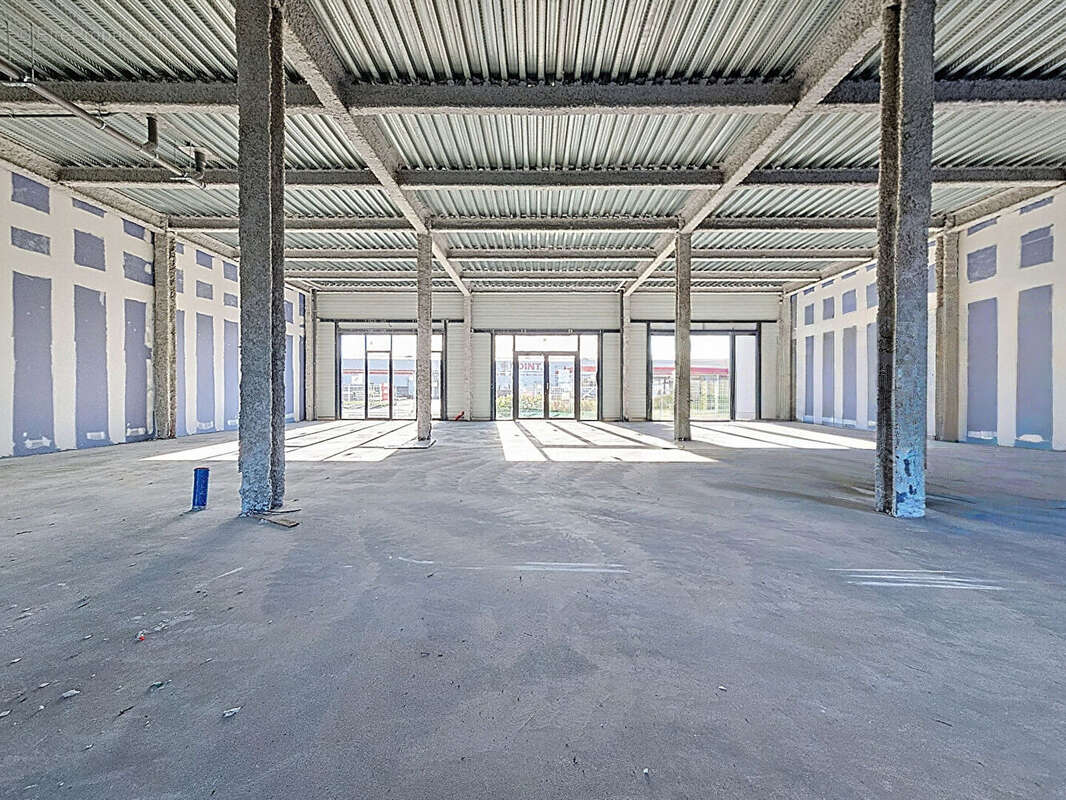 Commerce à LES PONTS-DE-CE