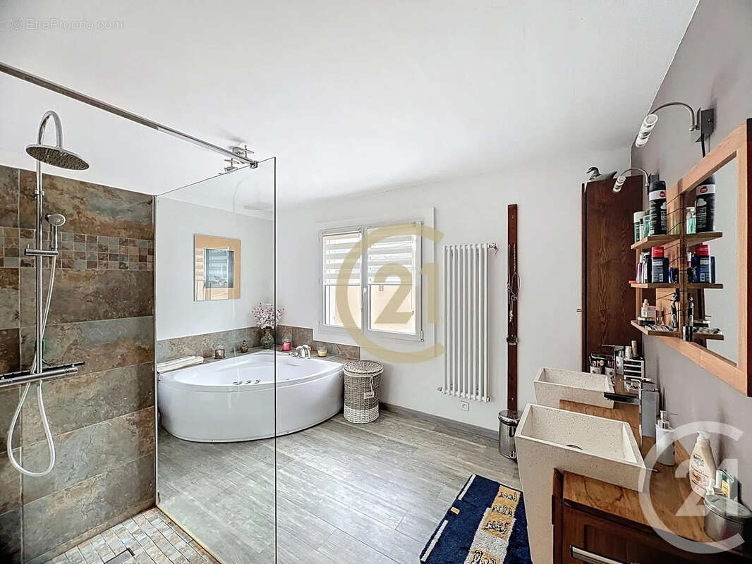 Maison à MONTAREN-ET-SAINT-MEDIERS