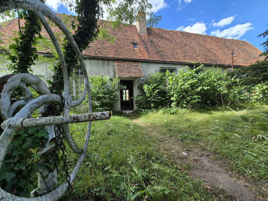 Maison à CREUZIER-LE-NEUF