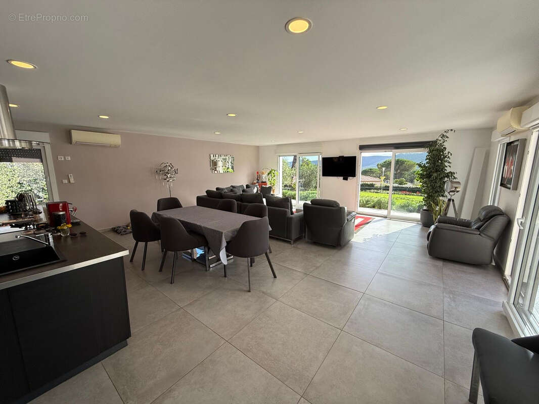 Maison à BAGNOLS-EN-FORET