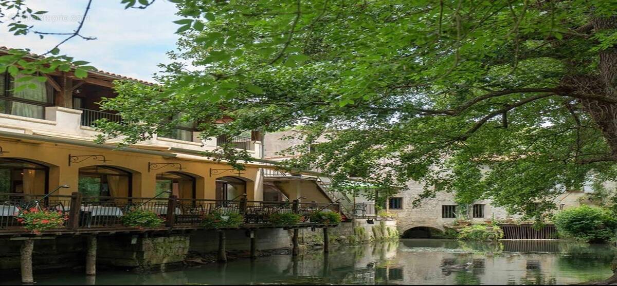 Commerce à SAINT-GENIS-DE-SAINTONGE