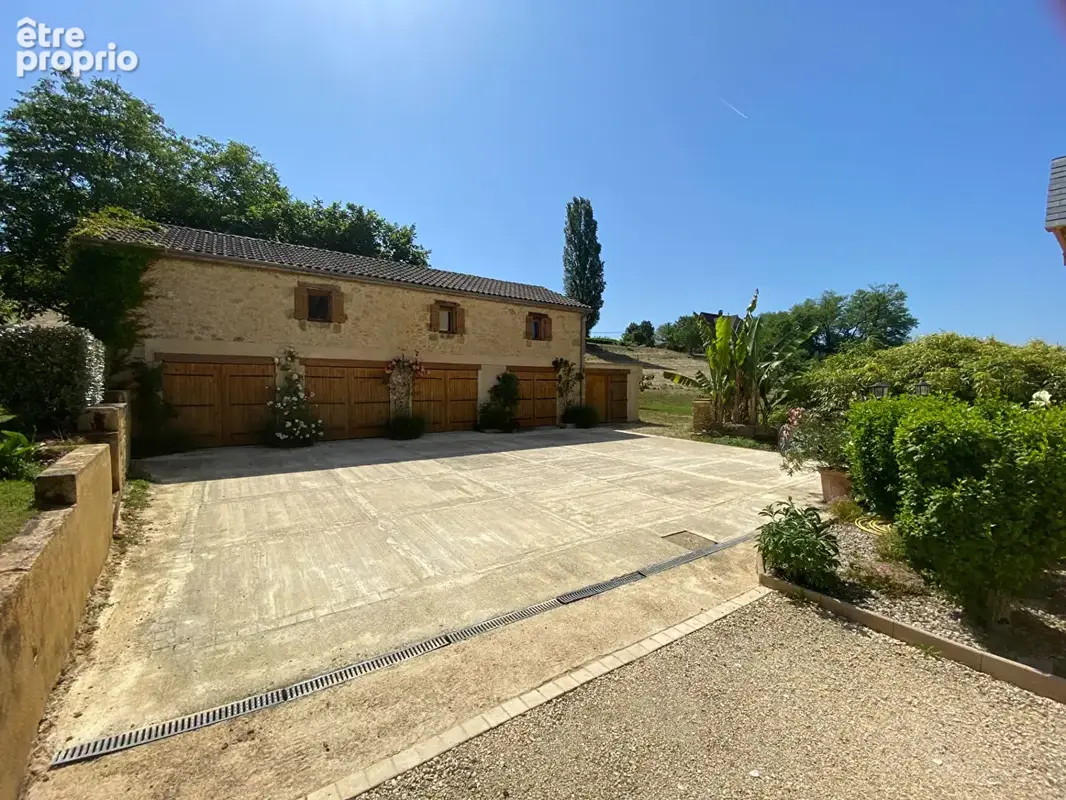 A deux pas de la Cité Médiévale, Maison de maître 350 m² - photo 16