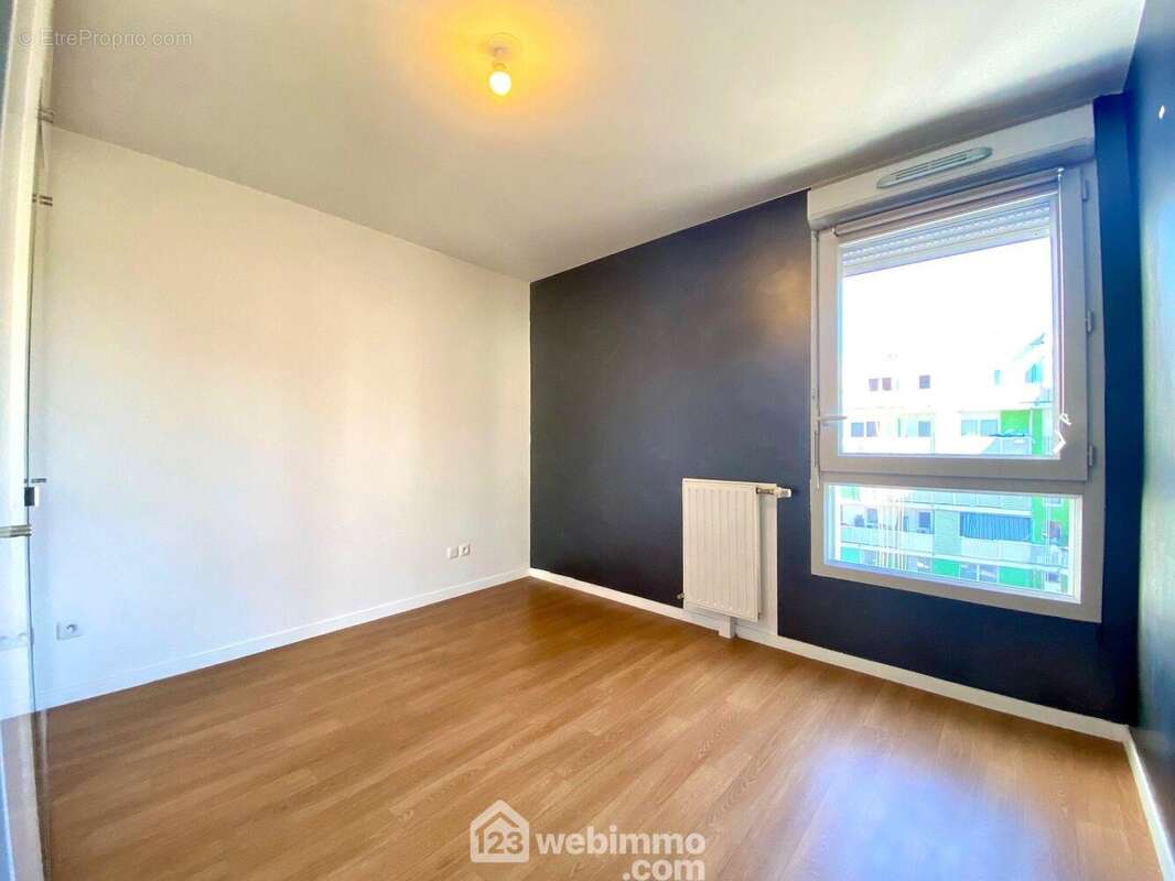 Voici la première chambre... - Appartement à RIS-ORANGIS