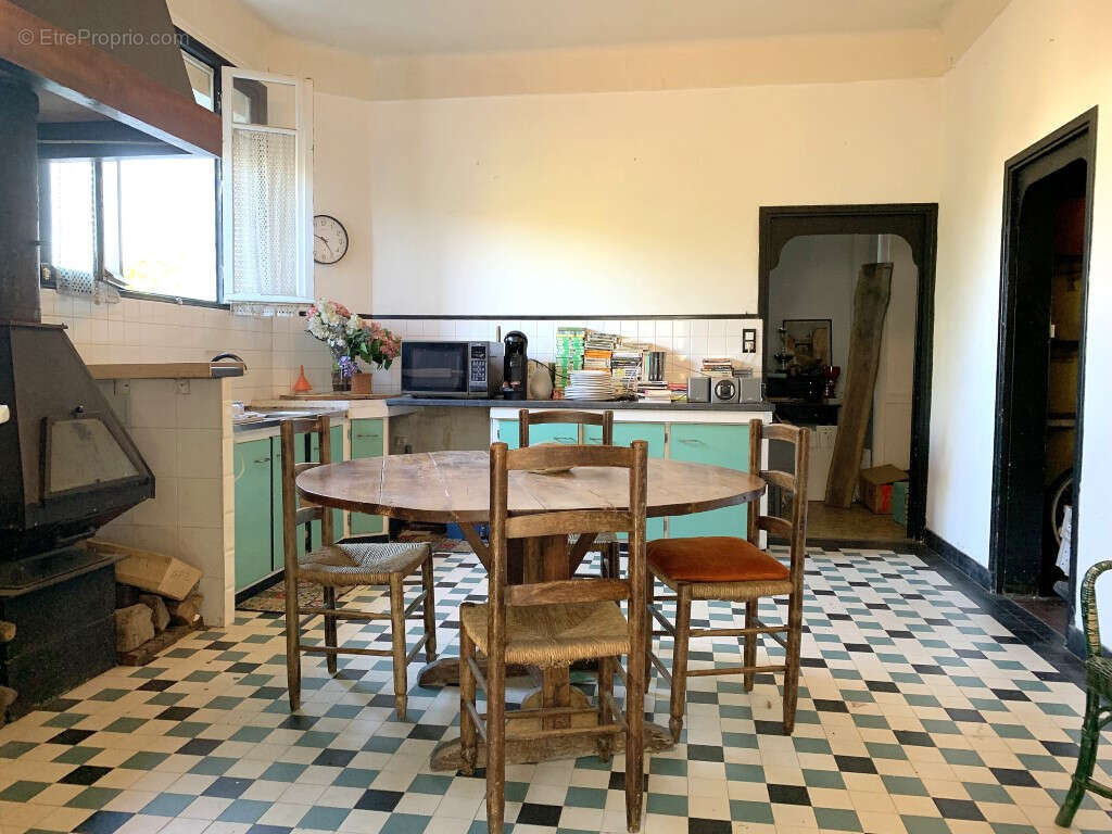 Maison de village 240 m², 6 chambres, avec jardin et local commercial - photo 5