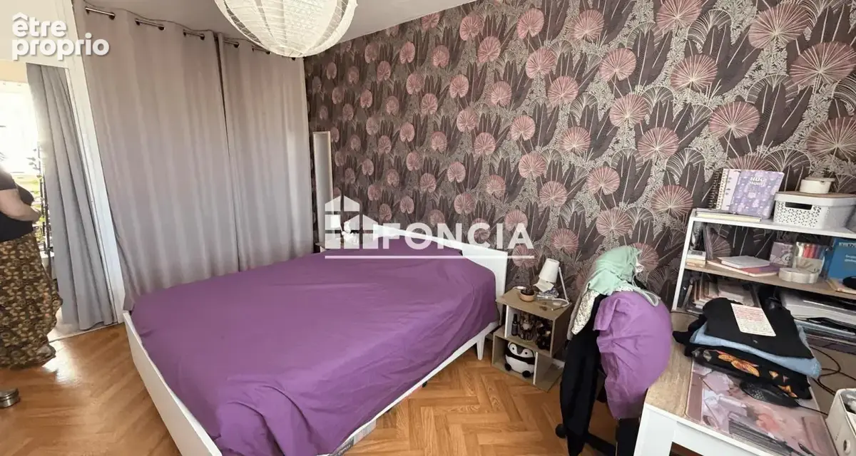  **Coup de cœur assuré !** Découvrez ce bel appartement de 75 m², entièrement rénové, situé au dernier étage de la résidence. Il - photo 5