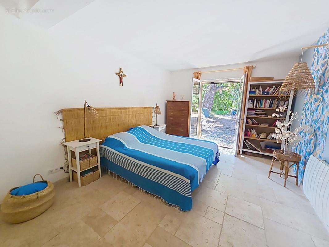 SANARY - Villa 8 chambres + T2, piscine chauffée, double garage, 6500 m² de terrain - photo 12