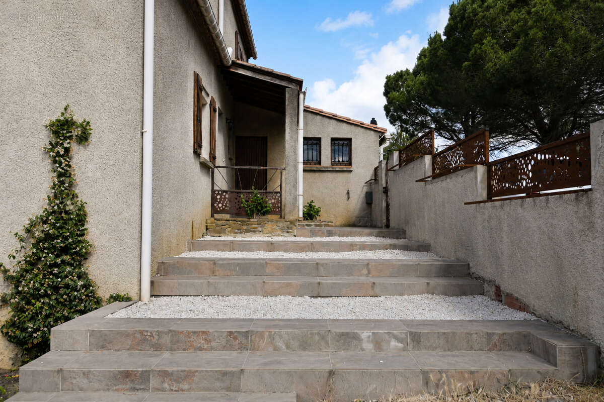 Maison familiale rénovée avec vue panoramique, terrasse et double garage   Serviès-en-Val - photo 17