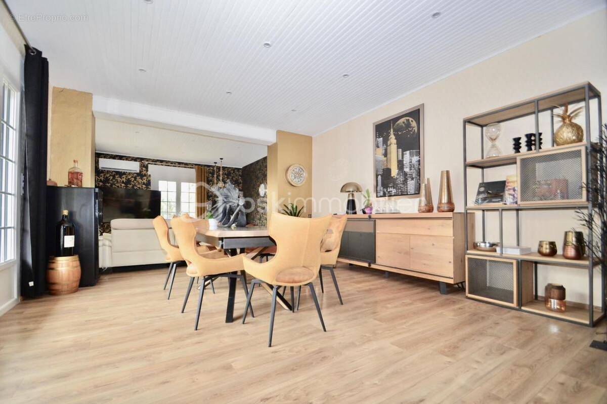 Maison à SAINT-LAURENT-DE-LA-SALANQUE