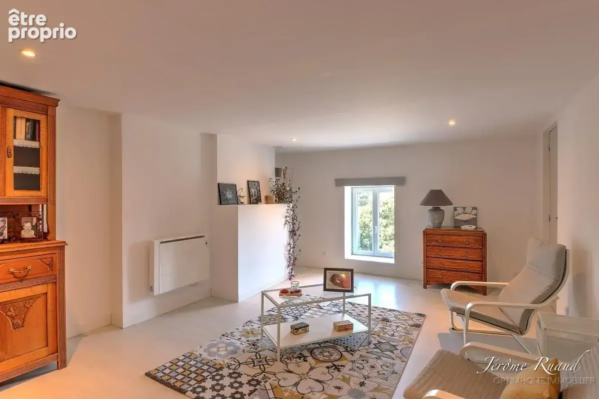  205 m² rénovés – 4 chambres + bureau – 4 523 m² de terrain, grange et garage - photo 12