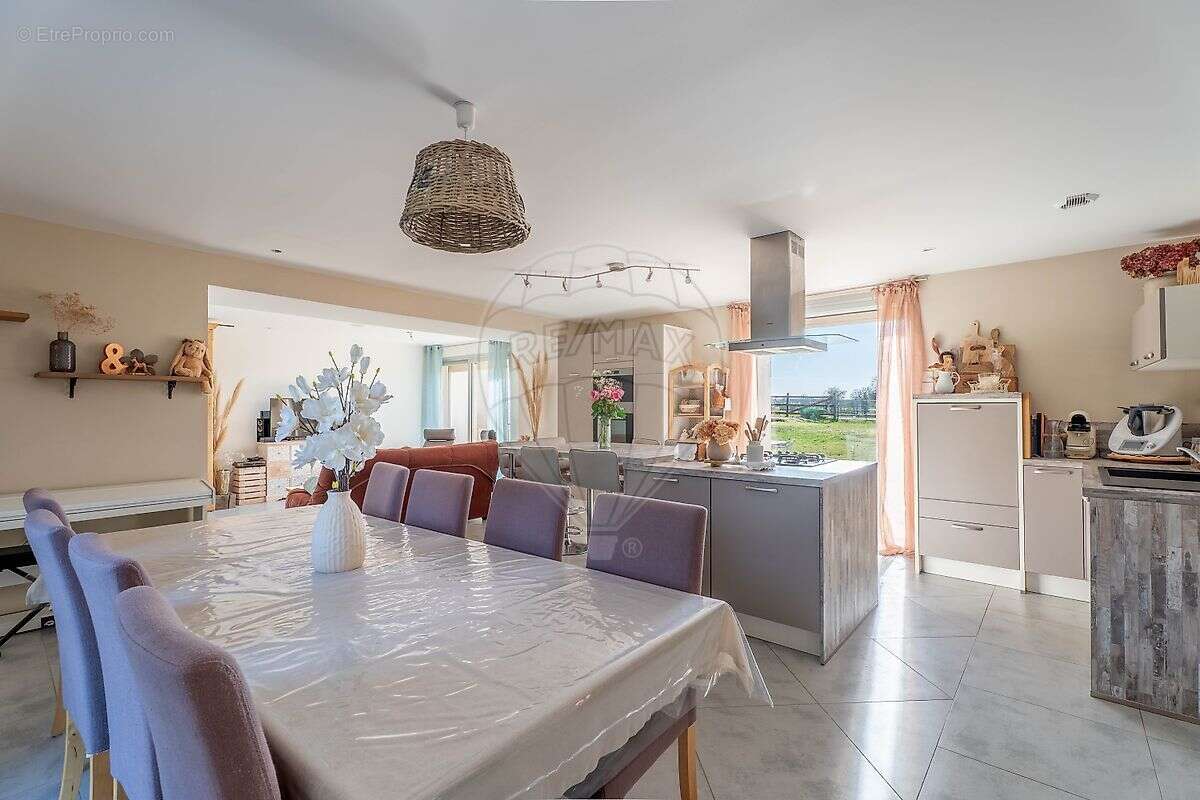 Maison à NEUVILLE-LES-DAMES