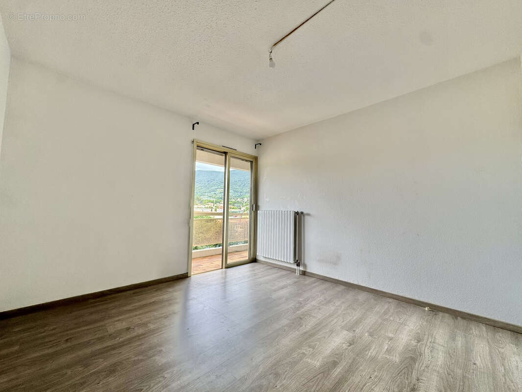 Nyons - appt t3 / terrasse / ascenseur / garage / cave - photo 14
