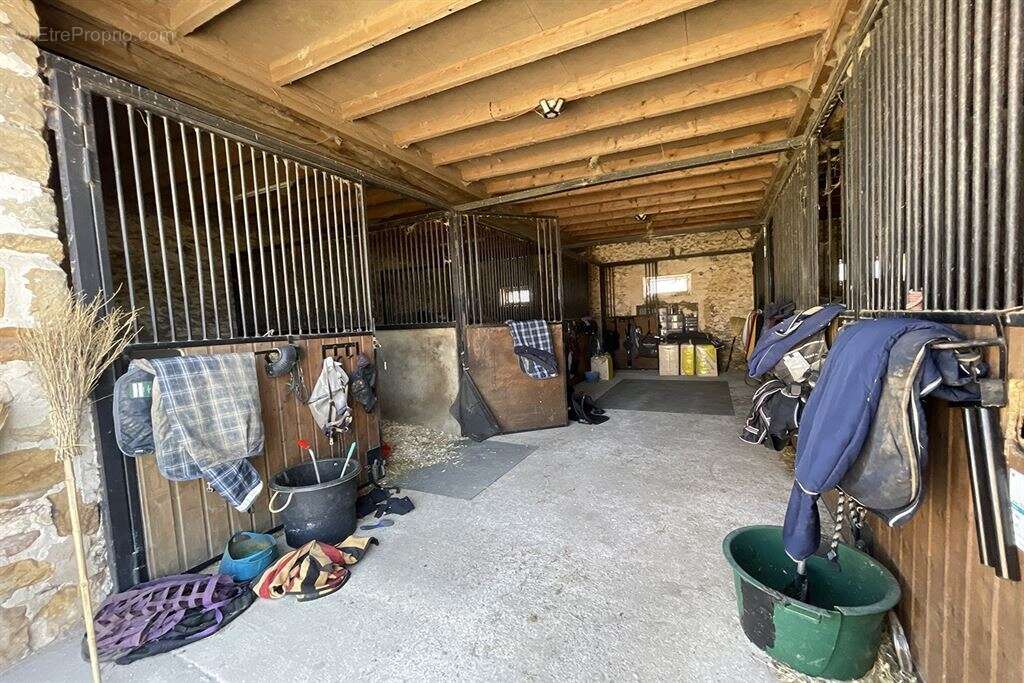 Maison à CLOS-FONTAINE