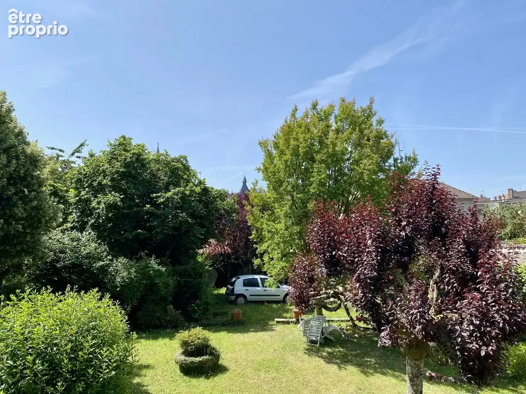 Demeure de caractère au Dorat – Une maison avec un joli jardin et un garage - photo 16
