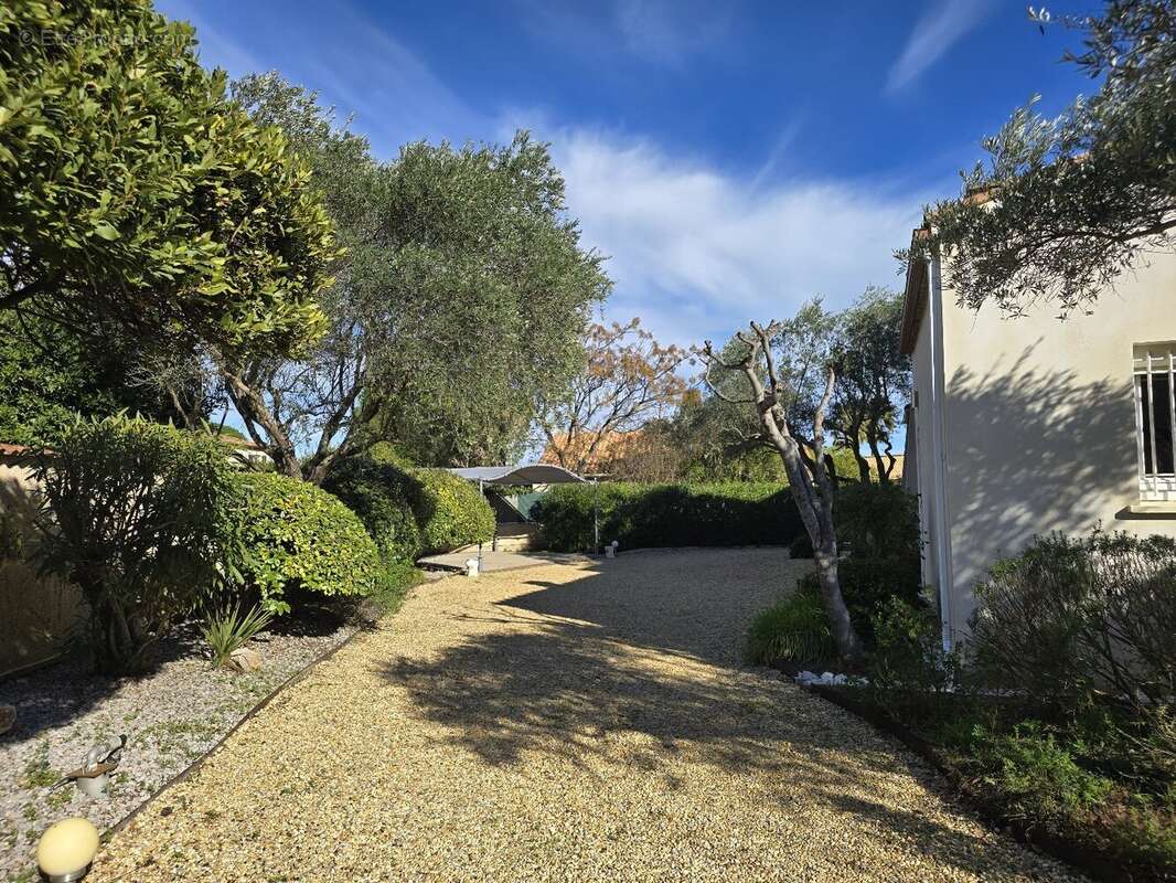 Maison 8 pièces  238 m²  Terrain 2 000 m²  Quartier résidentiel - photo 9