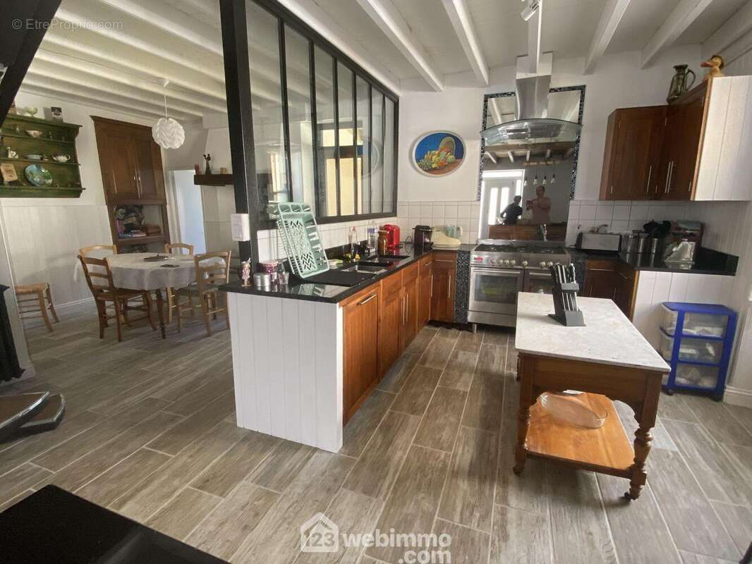 cuisine ouverte et espace repas - Maison à LA JAUDONNIERE