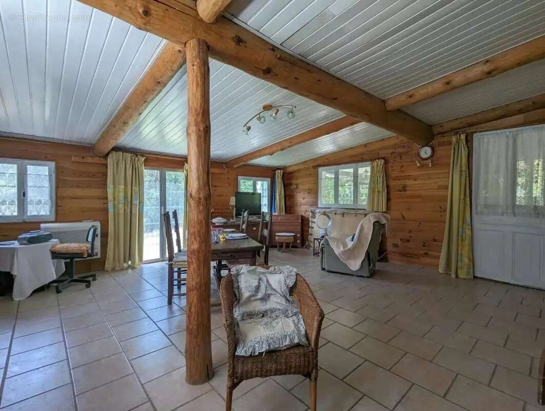 Propriété 2 maisons - Terrain 55330 m² - photo 3