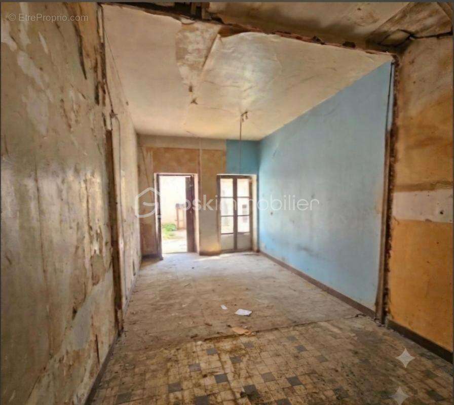 FLEURANCE — CŒUR DE VILLE Maison de ville de 114m2 traversante avec cour et appentis — A rénover. Fort potentiel - photo 6