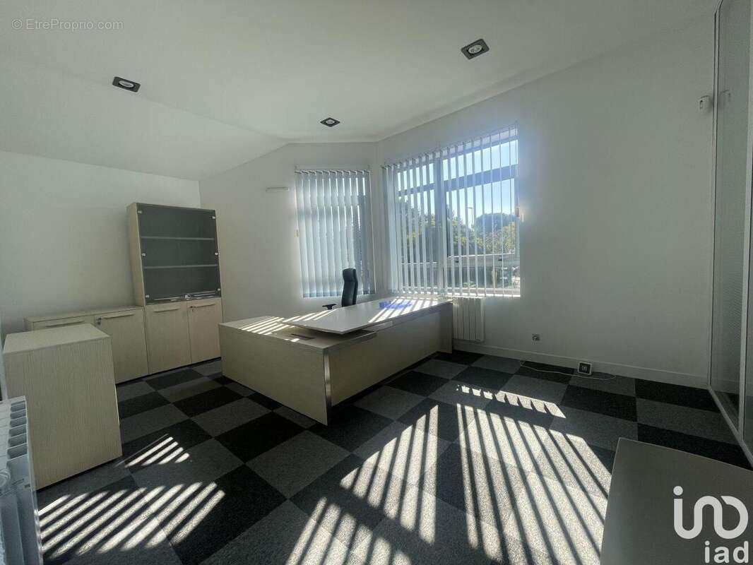 Photo 9 - Commerce à LINAS