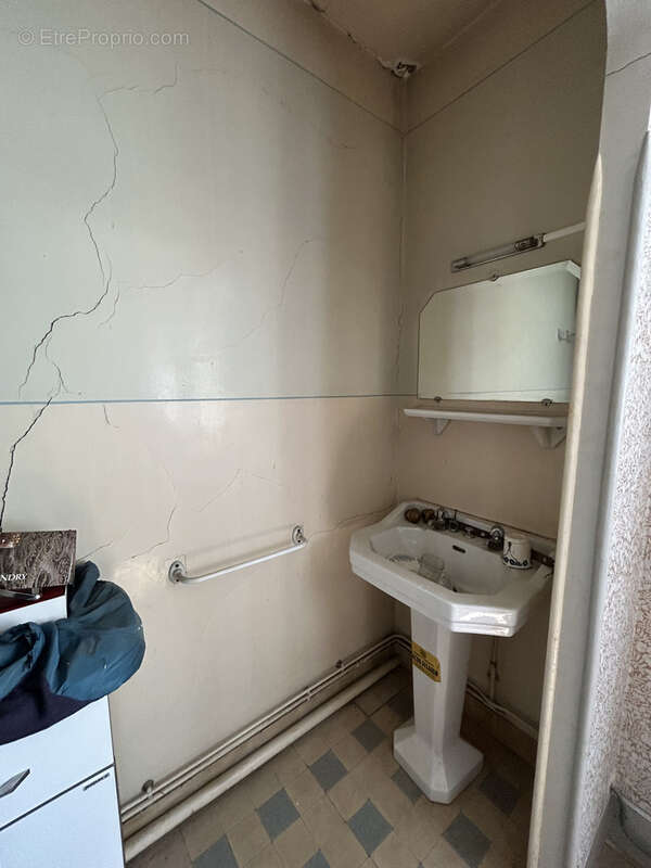 Maison entièrement à rénover avec jardin . - photo 11