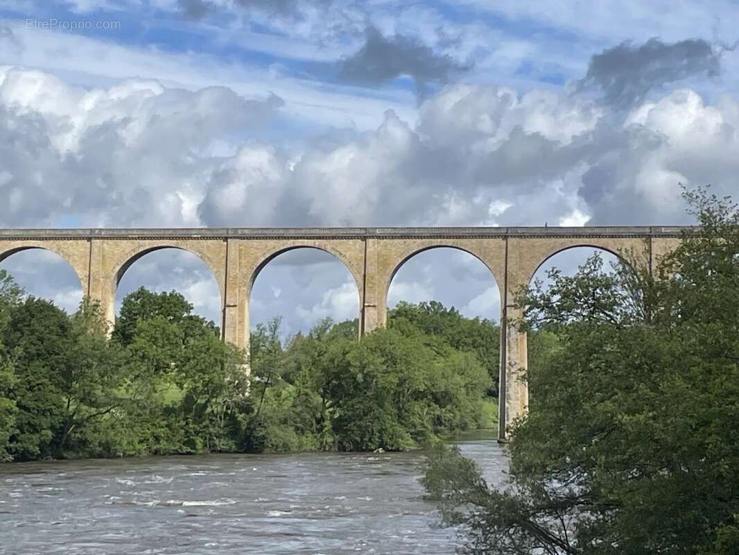 Bien rare et unique: Château à rénover situé sur une île - photo 18