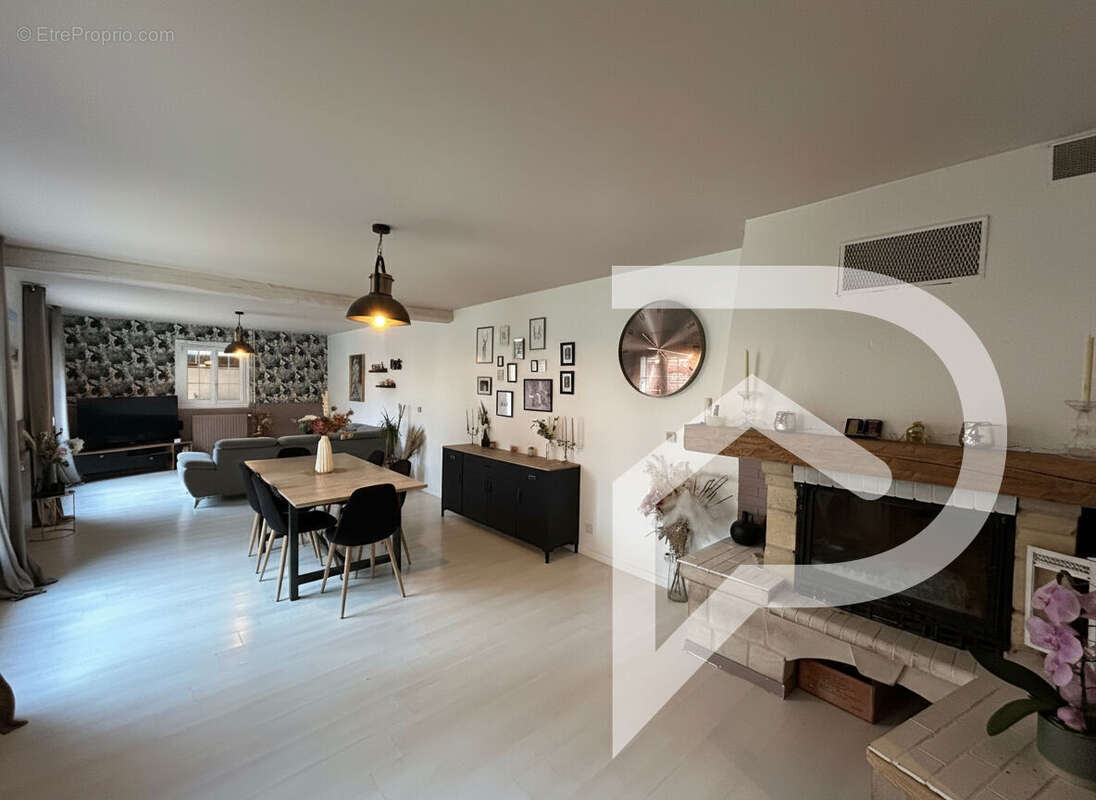 Maison à ESTREES-SAINT-DENIS