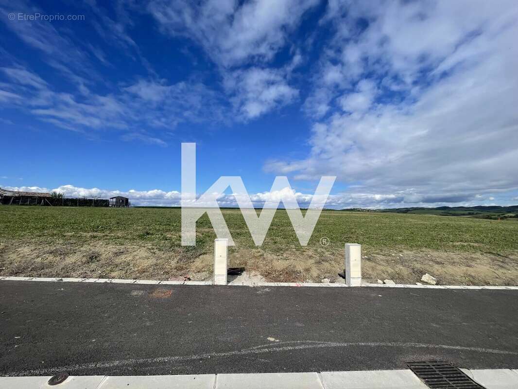 Terrain à VILLENEUVE-LES-MONTREAL