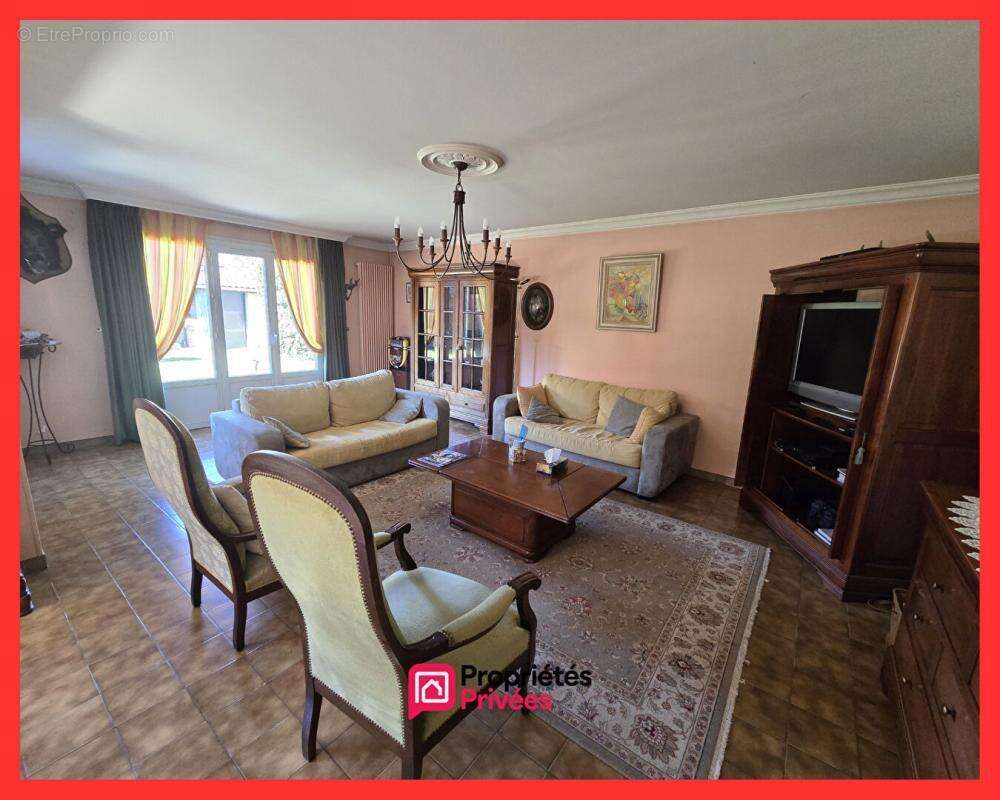 93190 LIVRY-GARGAN - Maison 6 pieces 138.67 m² - 4 chambres - 1 Bureau - Jardin - Double Garage - photo 2