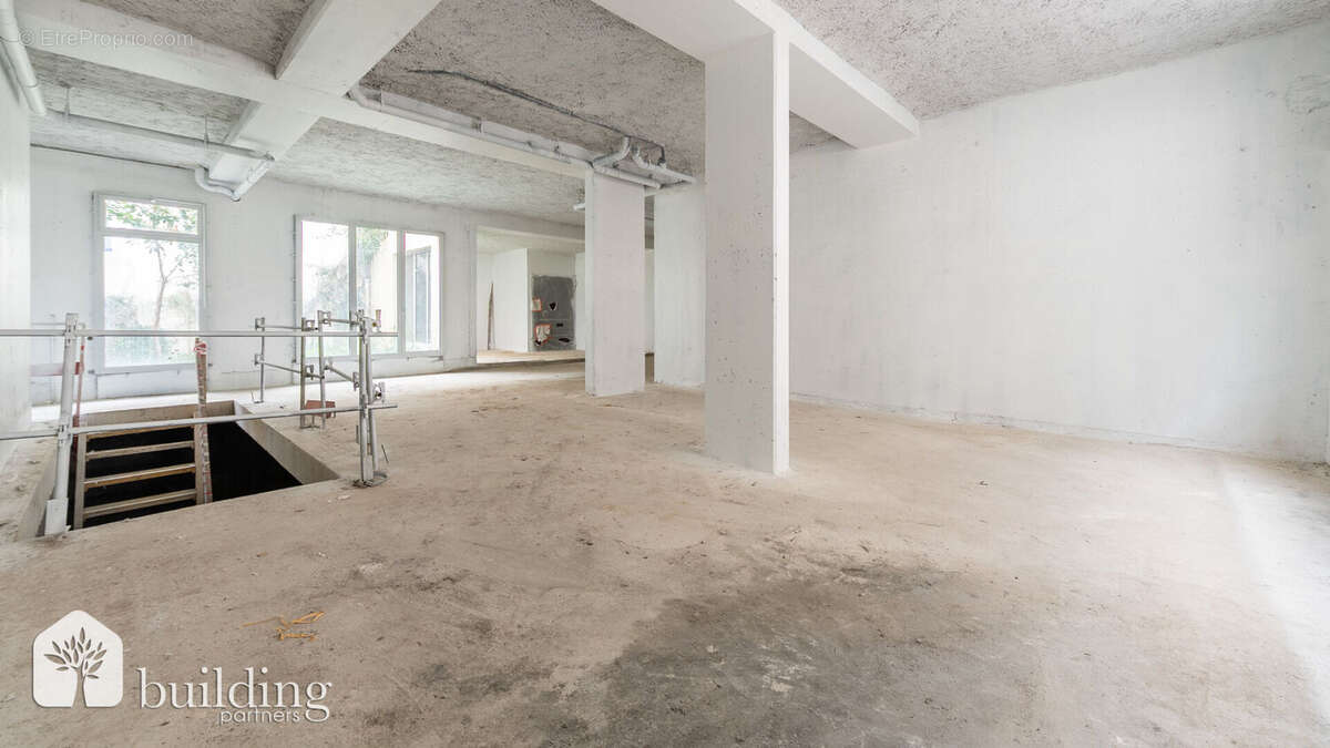 Local Commercial - Paris 17e Batignolles - 195,85 m² + 35,50m² de jardin privatif. - photo 4