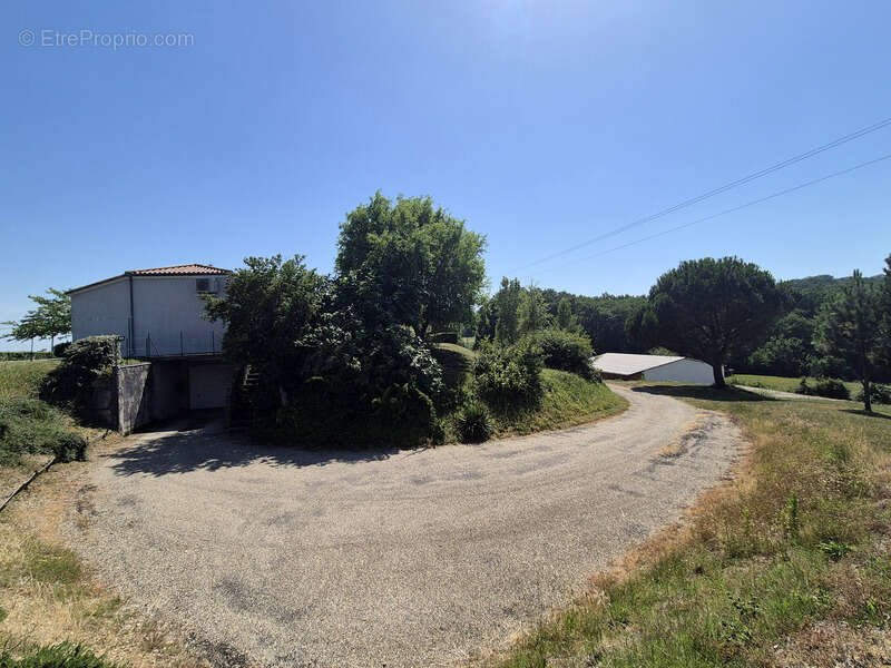 3,4 has, dépendance sécurisée de 320 m², maison plain-pied plus sous-sol, et vue dominante aux portes d'Agen - photo 27