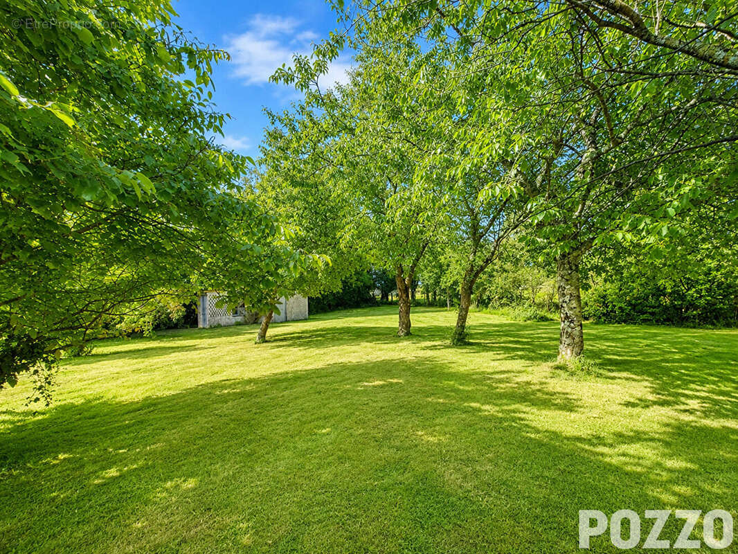 Maison en pierres à Saint Planchers 6 pièces de 120 m2 avec dépendances - photo 2