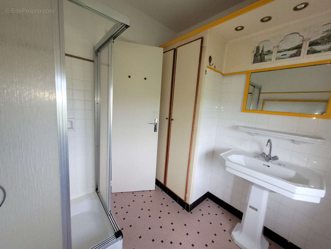 Maison Familiale, sur terrain arboré, idéalement située - photo 9