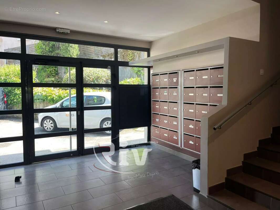 Appartement 3 pièces en plein cœur du centre-ville – Garage, parking et cave - photo 9