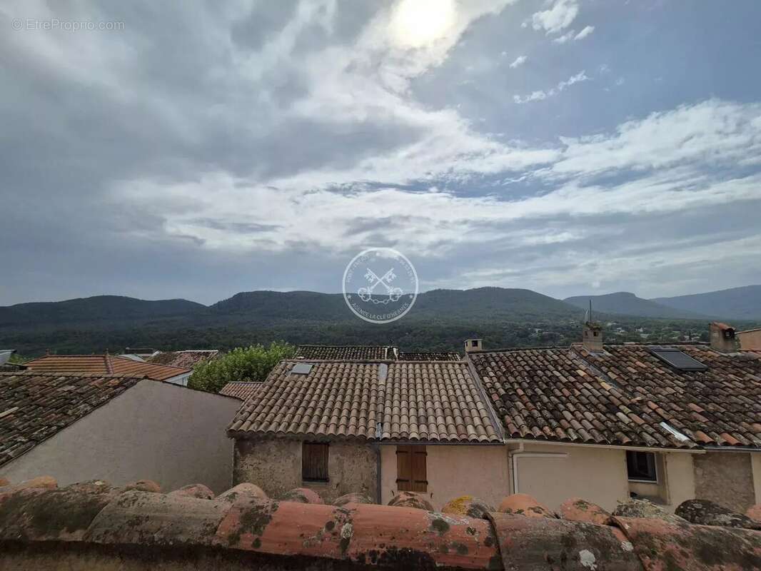 Appartement à BAGNOLS-EN-FORET