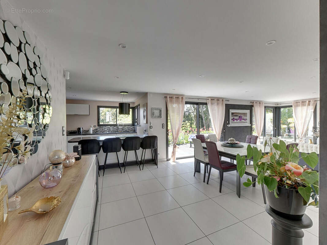 Contemporaine spacieuse sur son joli parc arboré et fleuri - photo 4