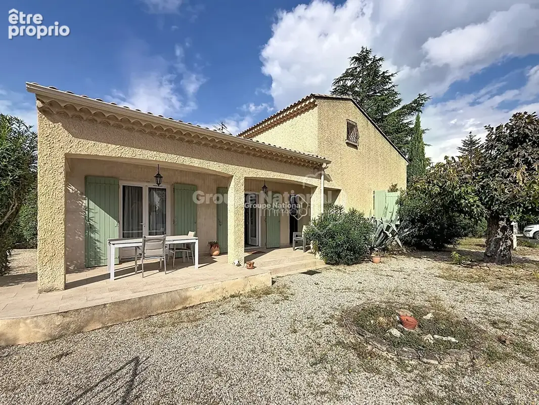 Maison familiale de plain-pied avec garage sur terrain de 802 m² - photo 1