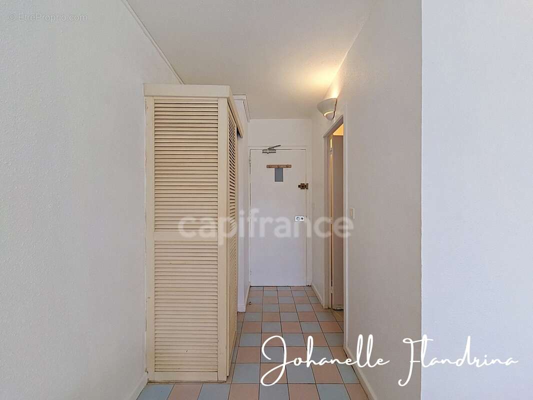 Saint-François - Studio avec terrasse à rénover, à deux pas de la Marina - photo 5