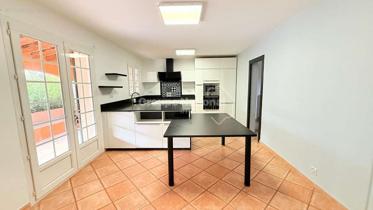 Maison à ENTRAIGUES-SUR-LA-SORGUE