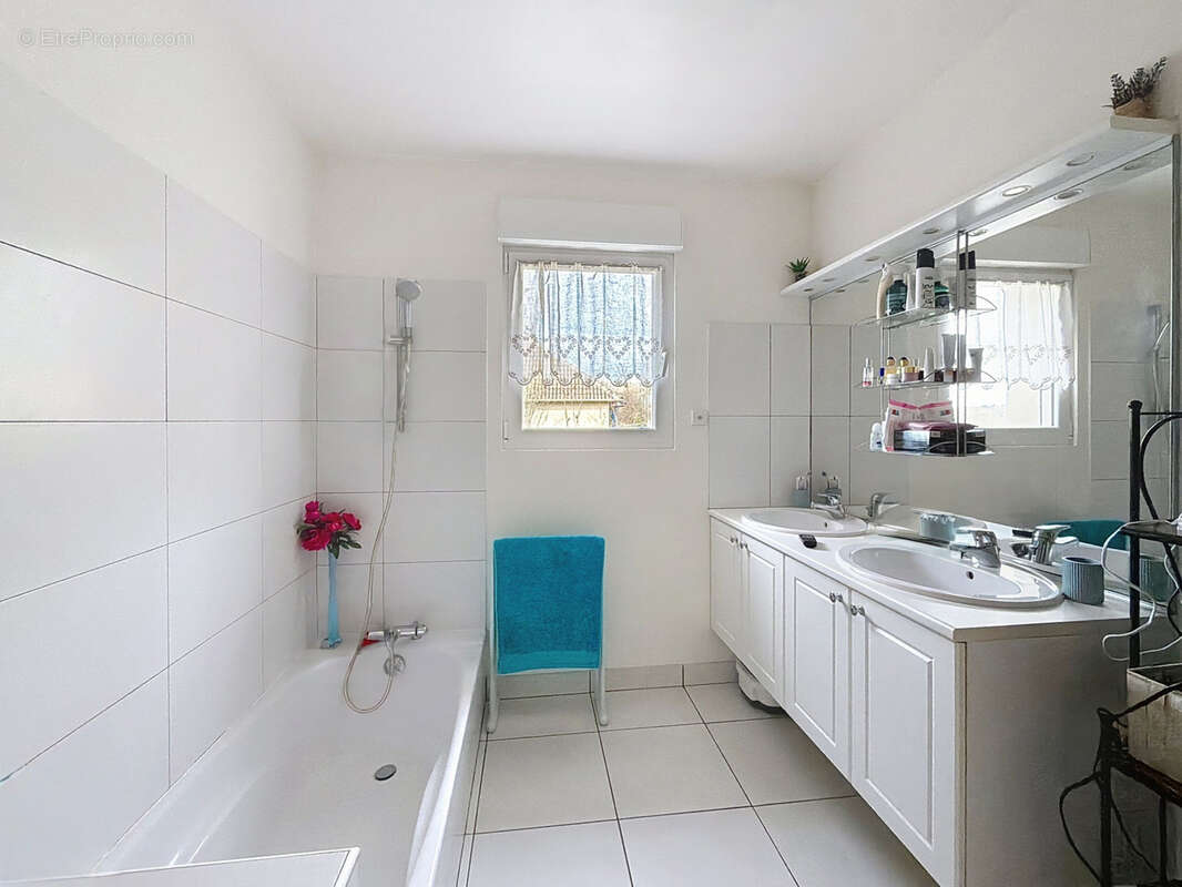 Maison à SAINT-CYR-LA-ROCHE