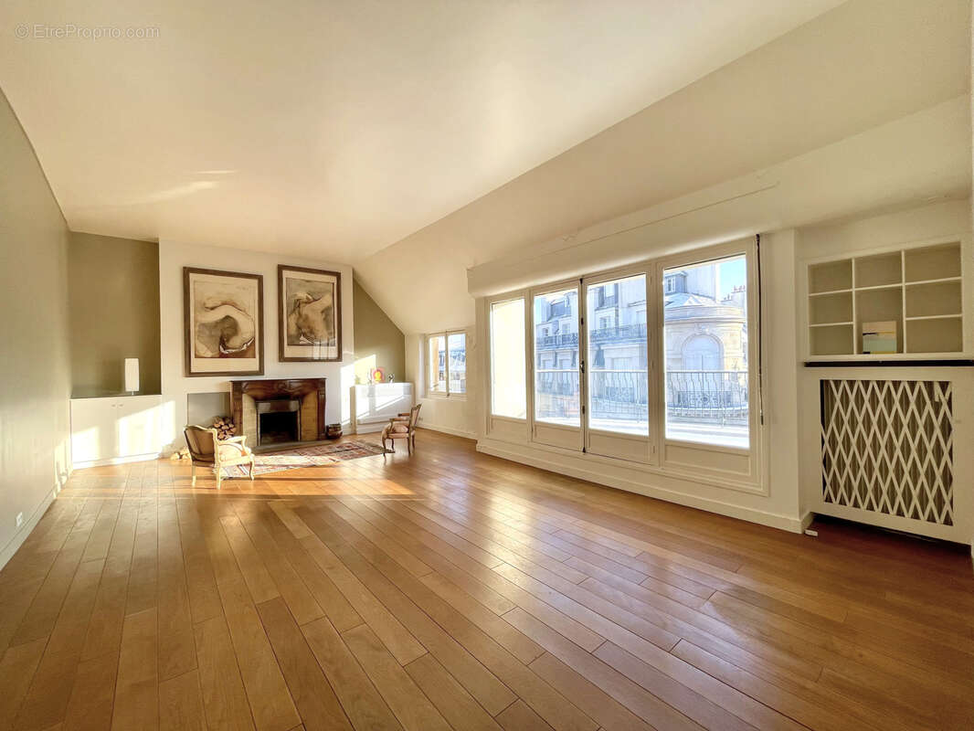 Appartement à PARIS-16E